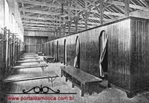 Dormitório da Hospedaria. Do lado direito os quartos onde dormiam as mulheres e as crianças, e do lado esquerdo as camas onde os homens dormiam Arquivo: Memorial do Imigrante
