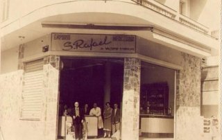 Porta do moderno Empório e Mercearia São Rafael Arquivo : família Barbulho