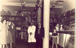 Vista interna do moderno (à época) Empório e Mercearia São Rafael, vendo-se a Dora Menegatti, uma freguesa, Euclydes, Agostinho, Valentim e o neto Augusto Arquivo : família Barbulho