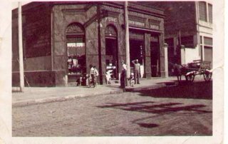 1919-O moderno Armazém da Mooca – vendo-se em frente do armazém a carroça de entrega que era dirigida pelo “nono” pai do Valentim Barbulho. Bem à direita a fabrica do Farrabini na rua Orville Derby, largo de São Rafael arquivo : família Barbulho 