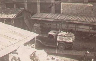 Idos de 1940 – visão do quintal do Empório São Rafael, vendo-se a caminhonete de entrega e mais ao fundo o galinheiro (o empório era um grande abastecedor de frangos que vinham diretamente do interior) Arquivo : família Barbulho