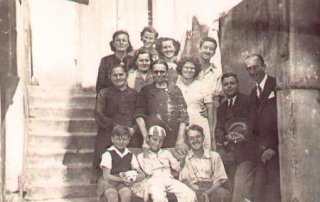 Maria, Adelina, Zilda, Ema, Assunta, Cosntancia, Edith, Arnaldo, Agostinho, Julio, Oswaldo, Euclydes, e Egydio na escadaria da velha casa do largo na esquina da Orville Derby Arquivo : família Barbulho