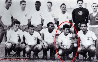 Juventus Em pé: Riogo, Bonfiglio, Ditão, Pando, ?, ?, e o massagista Elias Pássaro. Agachados: Tito, Osvaldinho, Baltazar, Cássio, Rodrigues