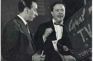  Walter Silva recebe troféu das mãos de Roberto Côrte-Real na Tv Tupi, então Canal 3 , em 1959. Arquivo de Walter Silva 